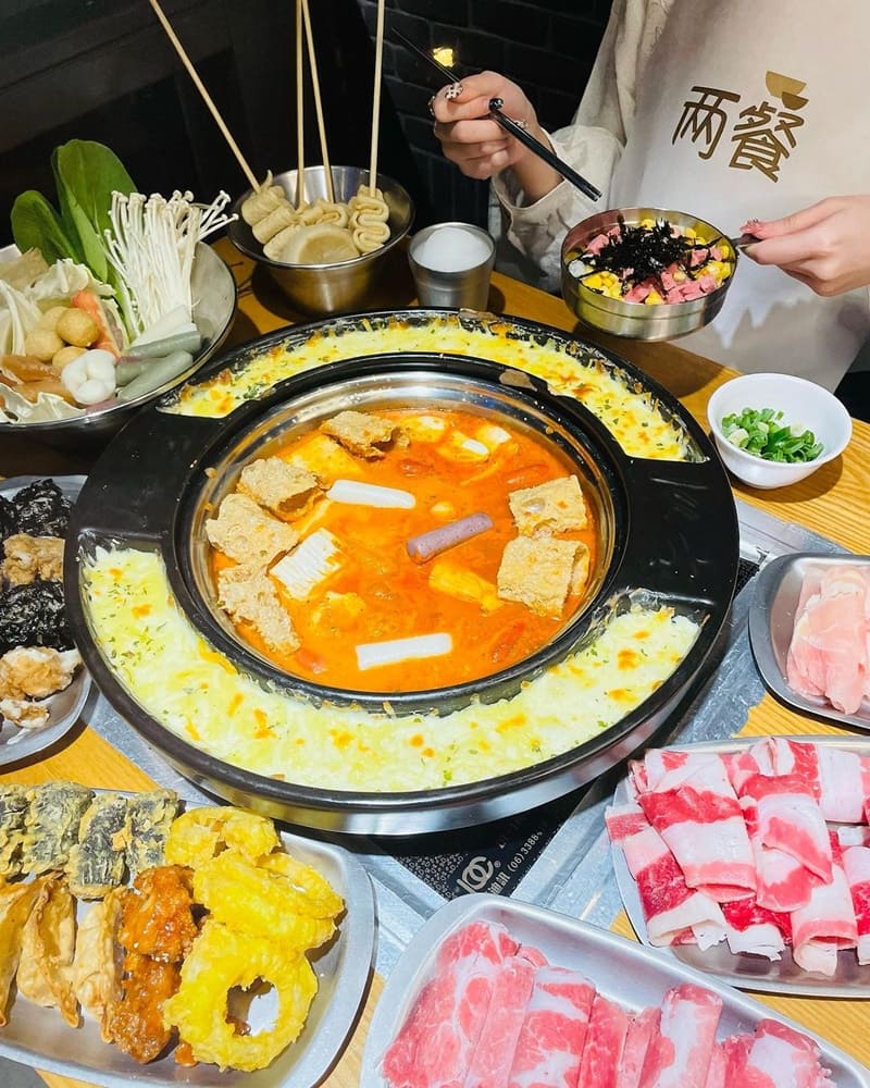 一鍋最多可以三吃⁉️知名連鎖的兩餐，主打韓國年糕火鍋吃到飽，搭配應有盡有的自助吧 有火鍋料、蔬菜、炸物、飲料、冰淇淋，不用飛韓國就可吃到韓式小吃跟魚板