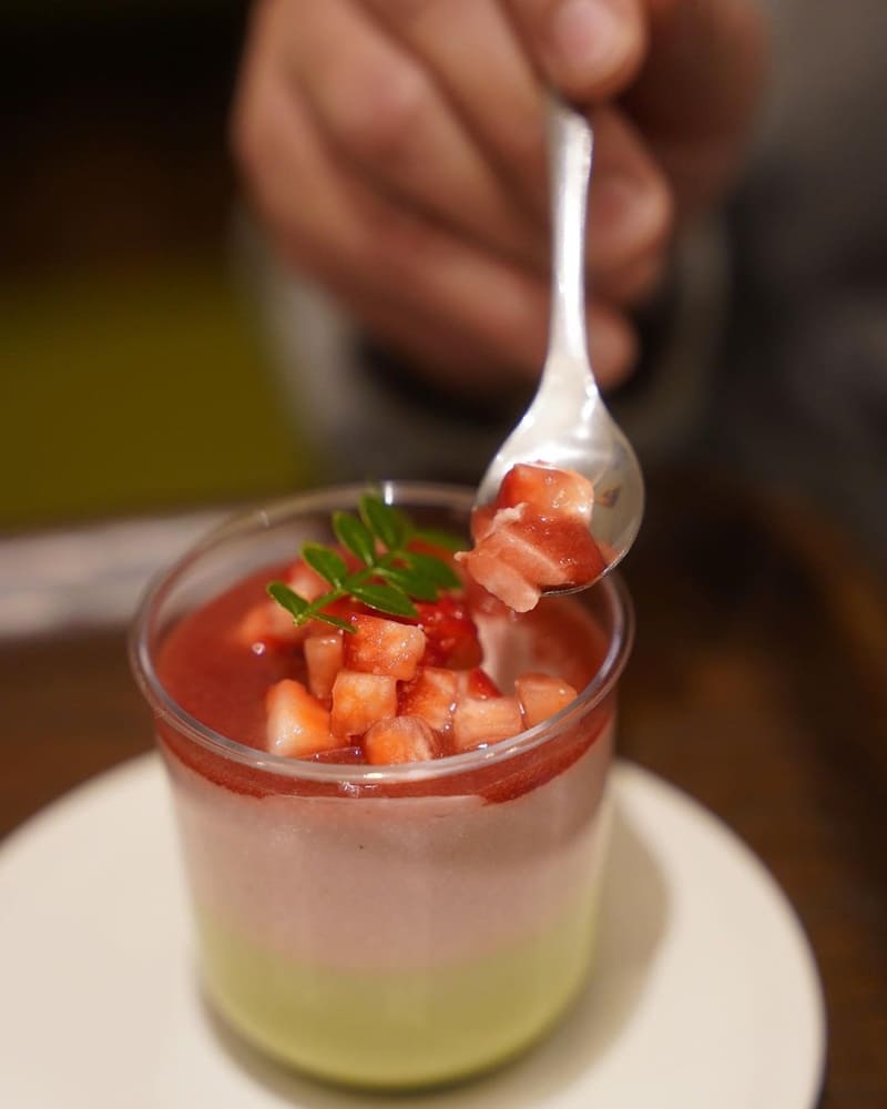 松菸文創園區附近的日系咖啡店-根本在旅行，二月份和台灣草莓果農合作 推出季節限定甜點啦~身為草莓控還不把握時間來吃爆