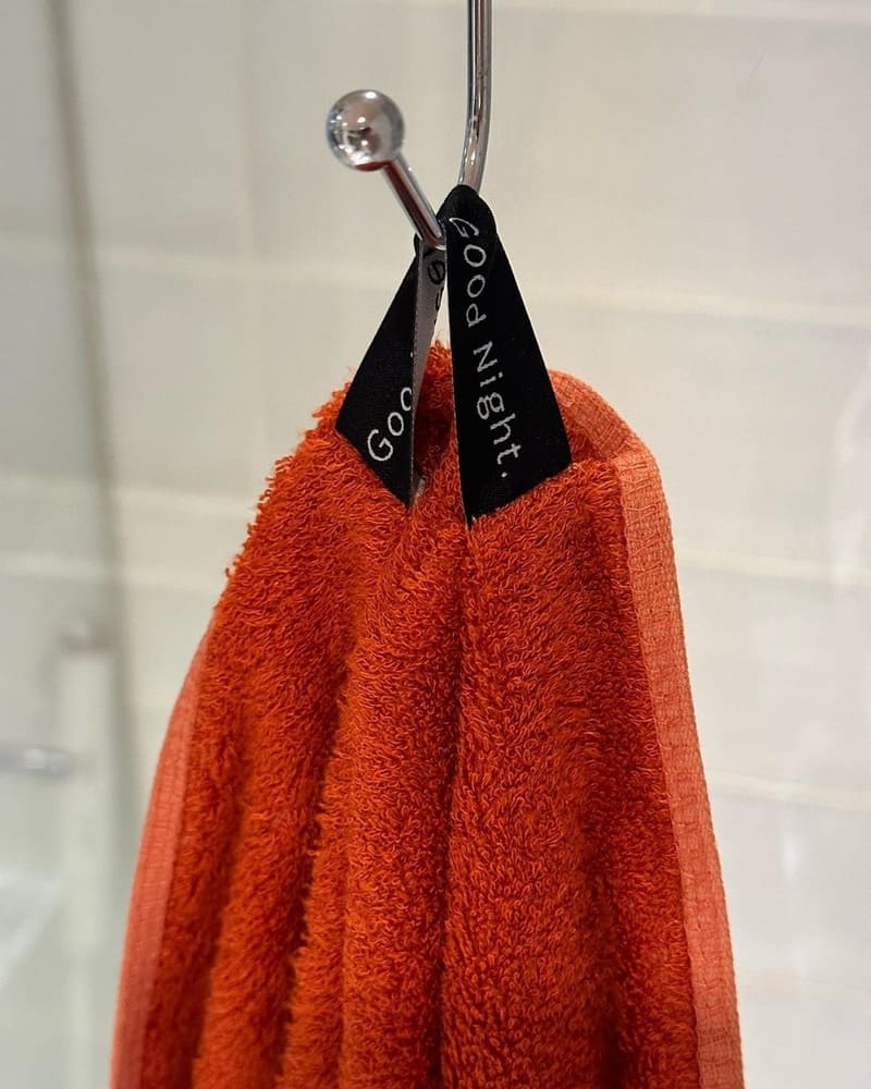 「Good9竹纖維浴巾」天然環保，超吸水480克，溫柔包裹感，熱情晚霞橘為你帶來舒適浴後享受！
