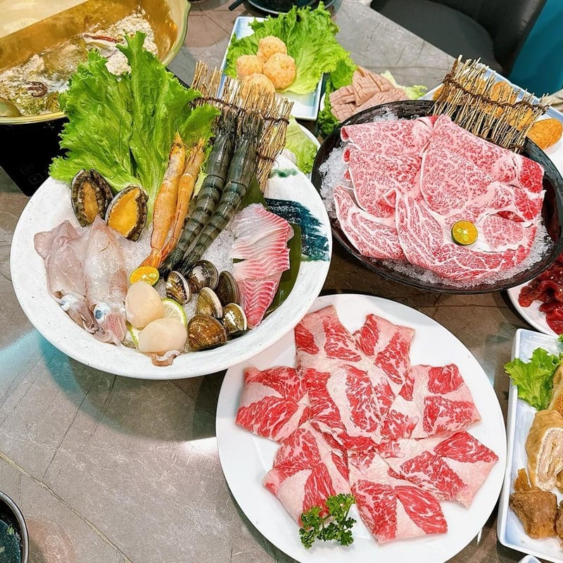 「九寨十鍋」台北正宗川味火鍋｜鮮美湯底、極品牛肉、豐盛海鮮，食材新鮮多元，口感層次豐富，絕對是聚會首選！