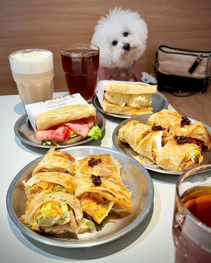跟大家分享內湖新開幕的早餐店「美好拾光」@light09866 是寵物友善,有牽繩就能入內,附近還有公園 吃完可以帶狗去跑跑