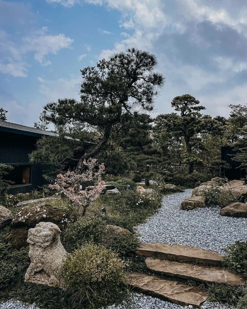 裏山坐落於陽明山的平菁街，是一座占地龐大的複合式園區。這裡的植栽和古物都源自於日本 讓人彷彿瞬間飛到日本京都。整個園區散發著日式風情，為遊客提供了一場身臨其境的日本文化饗宴。