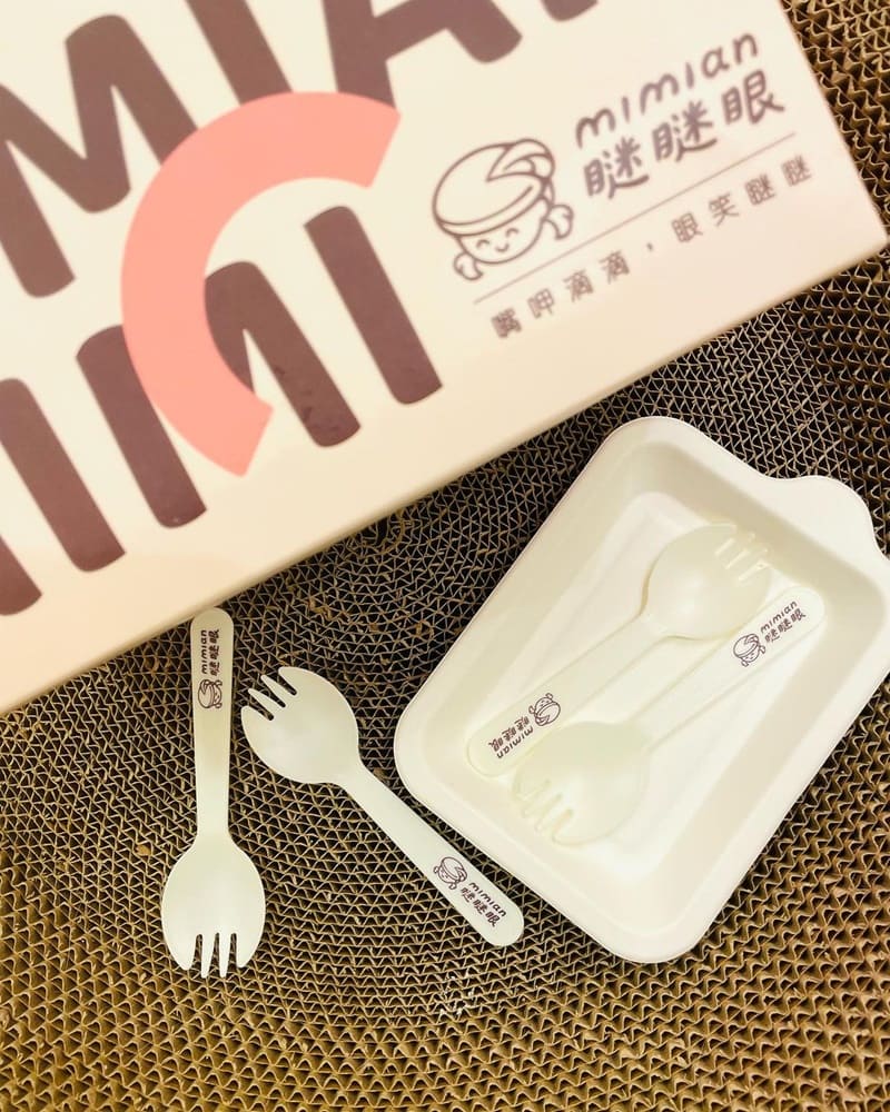前陣子團購了Mimian瞇瞇眼 的全生乳波士頓派,光外盒跟提袋設計就很吸睛 附贈質感的蛋糕盤跟叉子,還推出與插畫家眼袋人生的周邊產品,我就手滑買了一個可愛又實用的杯墊