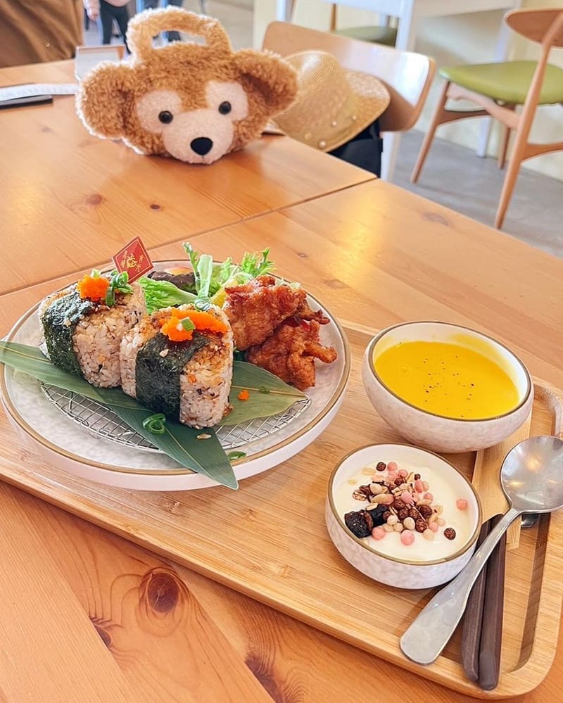 「晨曦食光Cafe&Brunch」北斗美美森林系韓風早午餐，寬敞舒適充滿綠意，鮭魚飯團令人回味！