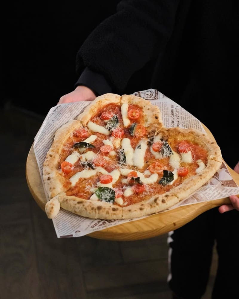 想好要和另一半去哪裡慶祝情人節了嗎，一場完美的約會少不了一頓浪漫的餐點 餐廳首推默爾pasta&pizza，不僅推出情人節限定告白愛心PIZZA，還可以參加抽獎活動
