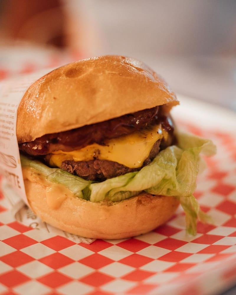「Rush Diner」台北美式漢堡店新開幕｜復古風格、夏威夷烤肉醬漢堡、漢堡控新寵！