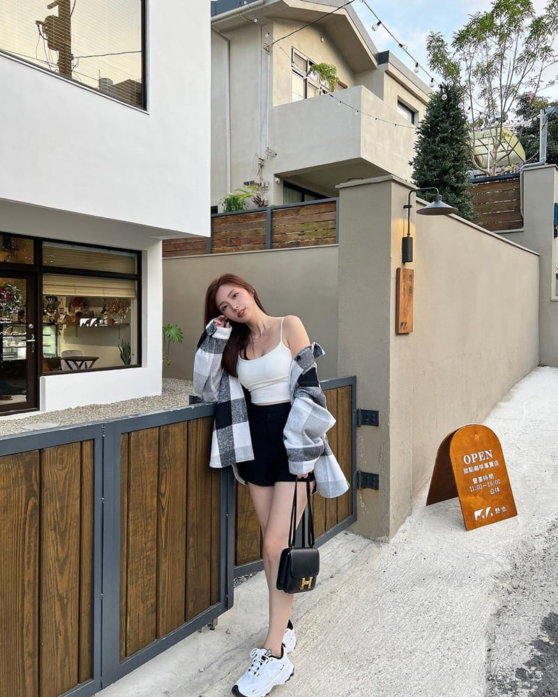 「野也 Cafe」桃園山坡美拍韓系咖啡廳暖｜暖色木質裝潢、寵物友善、美味甜點！