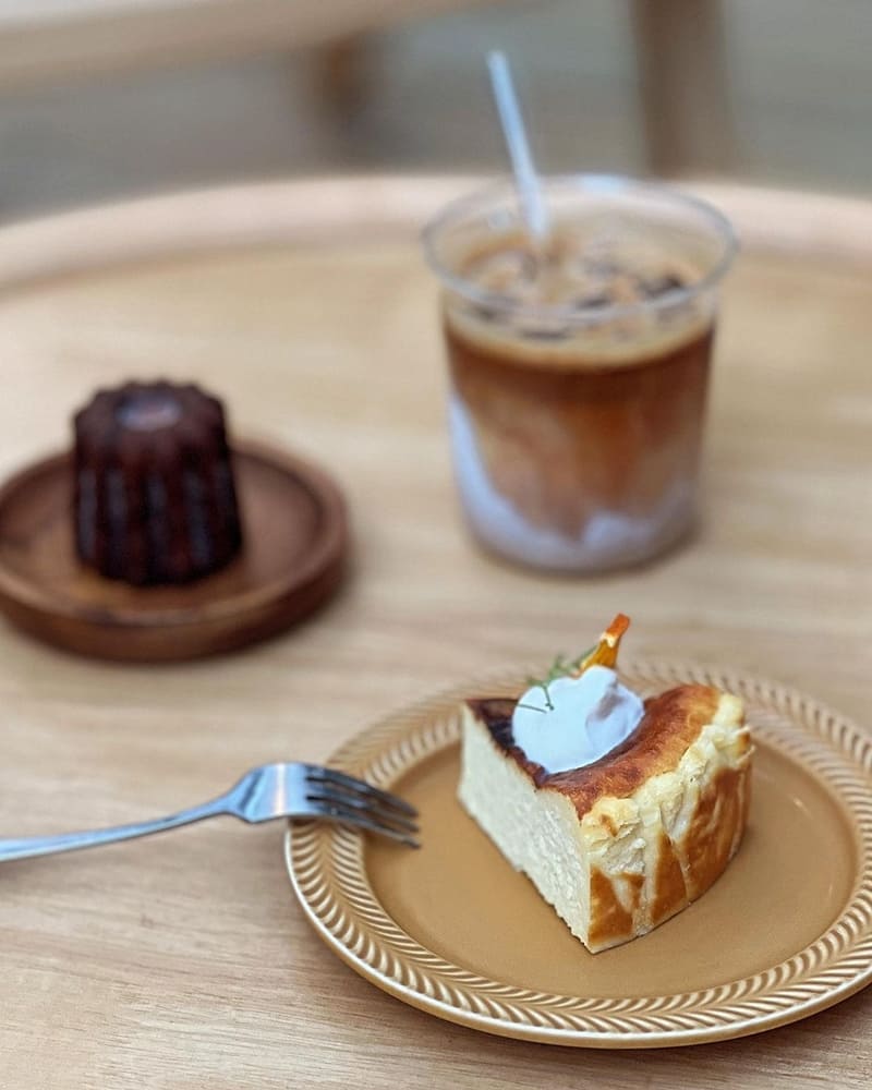「野也 Cafe」桃園山坡美拍韓系咖啡廳暖|暖色木質裝潢、寵物友善、美味甜點!