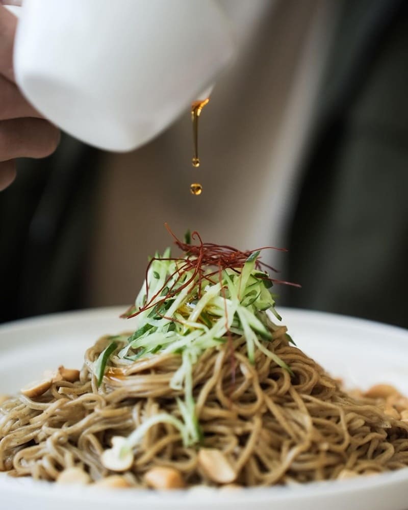 「有麥點手作料理」台南麥點推出黃金蕎麥系列,健康美食新潮!乾咖喱飯與椒麻拌麵口味豐富,滿足味蕾期待!