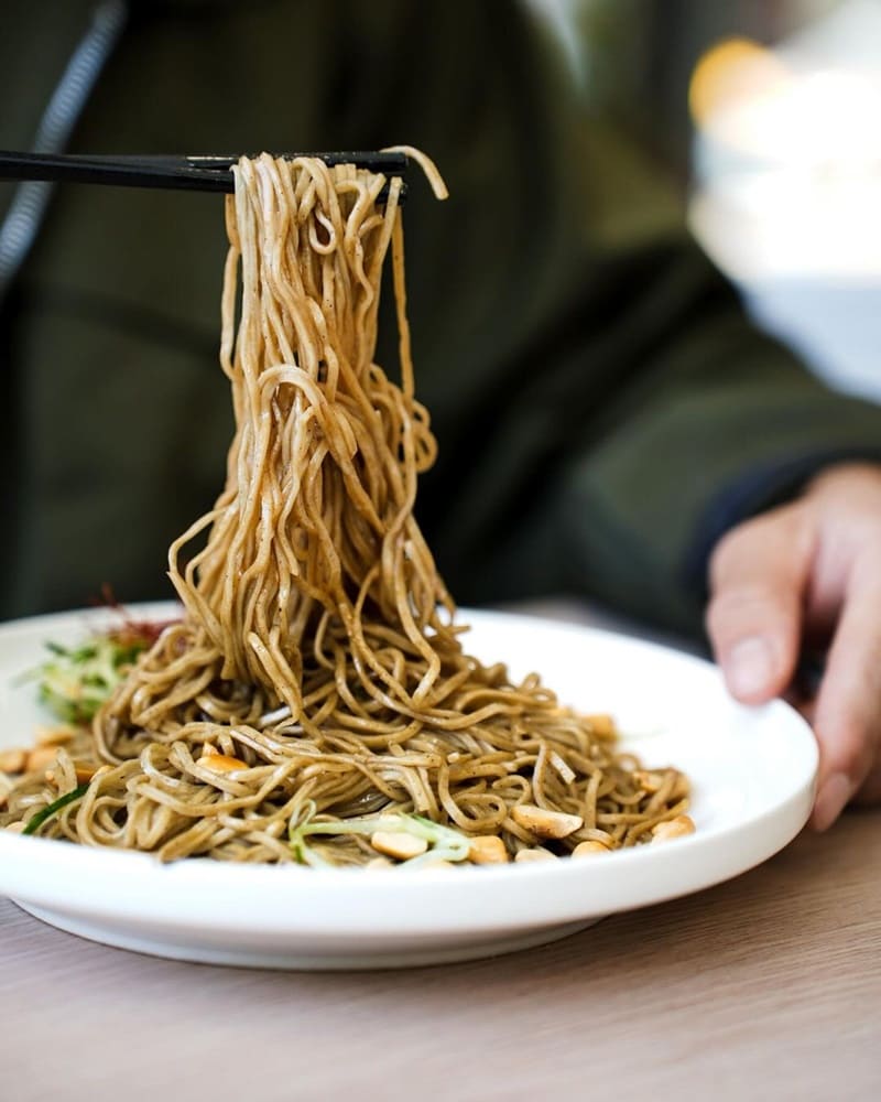 「有麥點手作料理」台南麥點推出黃金蕎麥系列,健康美食新潮!乾咖喱飯與椒麻拌麵口味豐富,滿足味蕾期待!