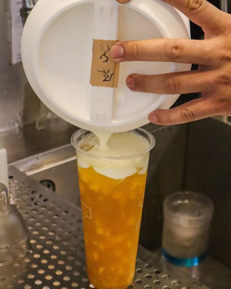 「岩語茶」新竹清大店｜奶蓋茶天花板、獨創黑岩鹽奶蓋、繽紛奶蓋任你選！