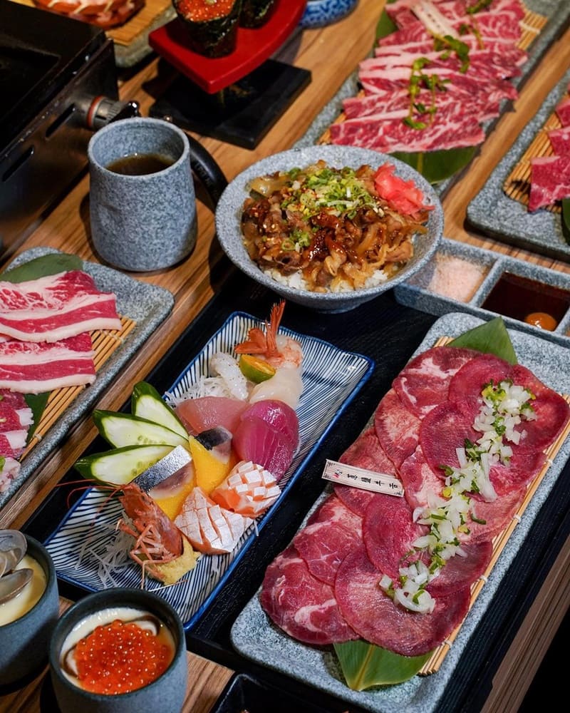 「美術系壽司x烤滿分燒肉」桃園燒肉店！豐盛雙人分享餐滿足味蕾、肉品鮮美、刺身豐富、握壽司口感迷人！