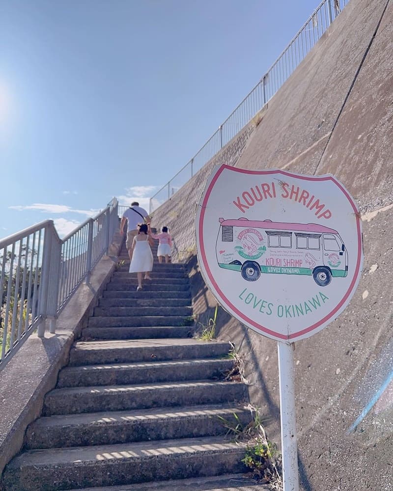「古宇利蝦餐餐車」沖繩名店！餐車進化店面、辣味挑戰、巨大蝦Q彈、室內王位享受、書香悠然！
