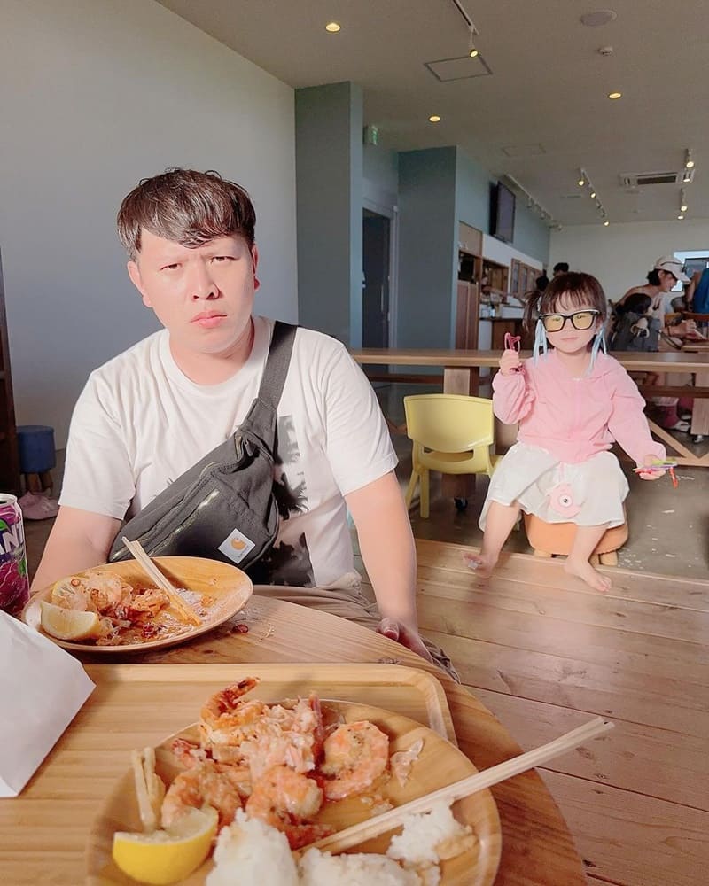 「古宇利蝦餐餐車」沖繩名店！餐車進化店面、辣味挑戰、巨大蝦Q彈、室內王位享受、書香悠然！