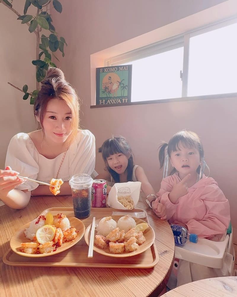 「古宇利蝦餐餐車」沖繩名店!餐車進化店面、辣味挑戰、巨大蝦Q彈、室內王位享受、書香悠然!