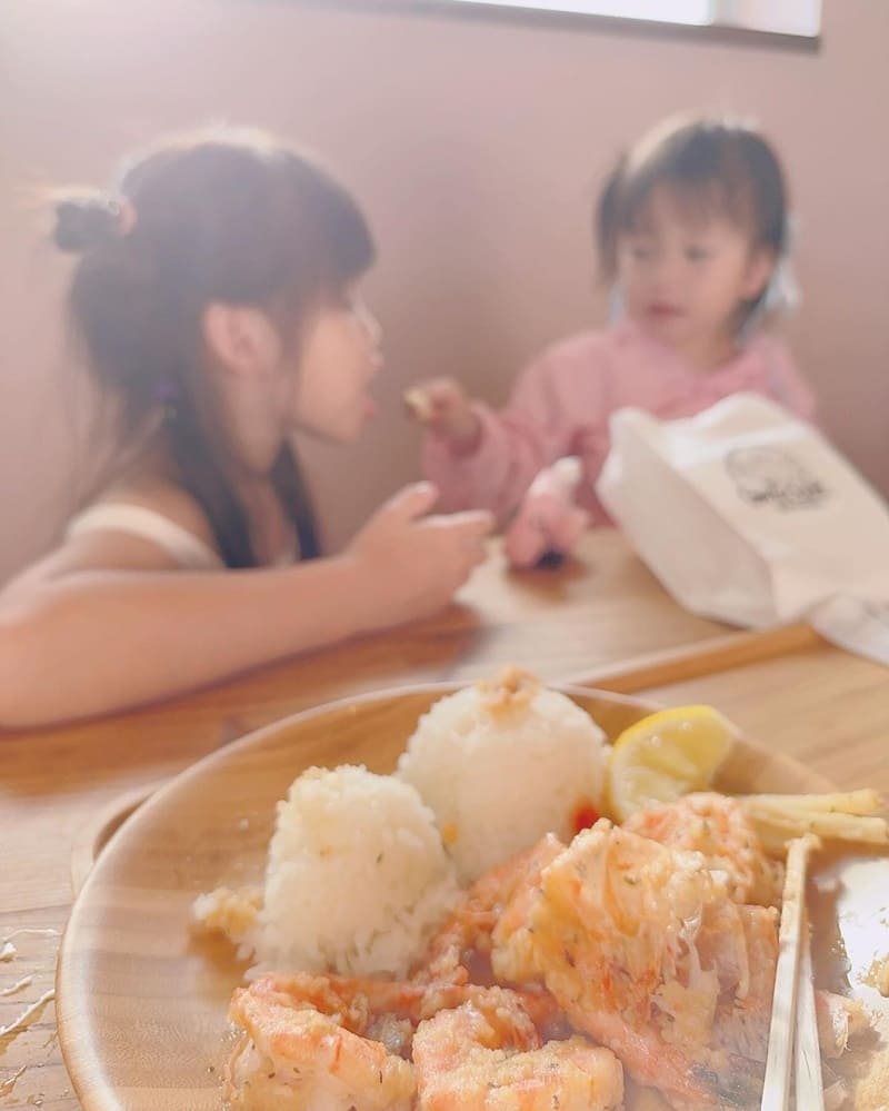 「古宇利蝦餐餐車」沖繩名店!餐車進化店面、辣味挑戰、巨大蝦Q彈、室內王位享受、書香悠然!