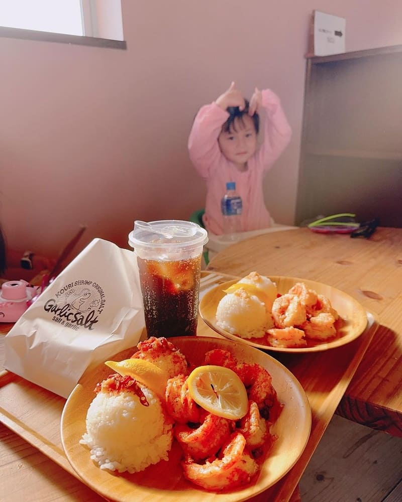 「古宇利蝦餐餐車」沖繩名店!餐車進化店面、辣味挑戰、巨大蝦Q彈、室內王位享受、書香悠然!
