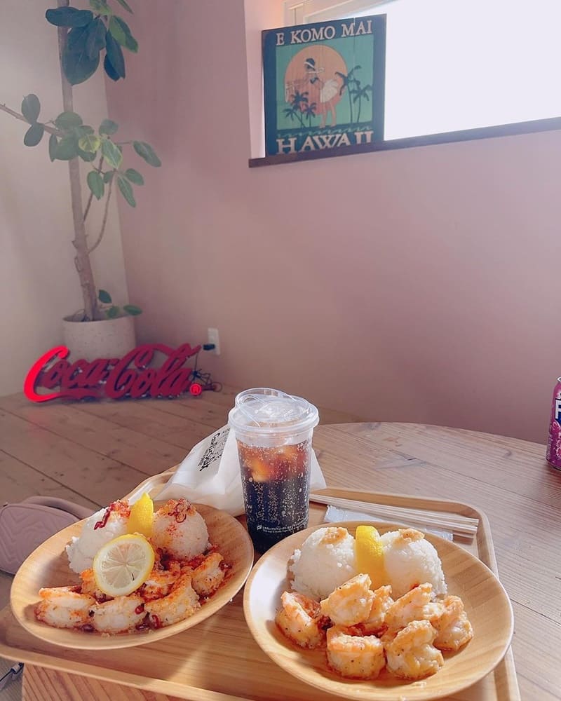 「古宇利蝦餐餐車」沖繩名店!餐車進化店面、辣味挑戰、巨大蝦Q彈、室內王位享受、書香悠然!