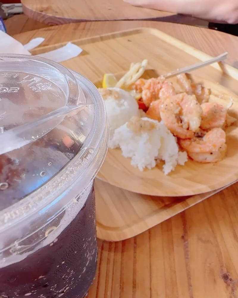 「古宇利蝦餐餐車」沖繩名店!餐車進化店面、辣味挑戰、巨大蝦Q彈、室內王位享受、書香悠然!