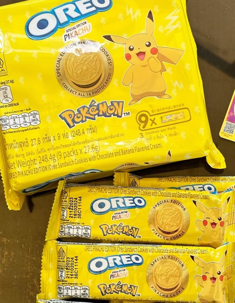 「寶可夢xOreo聯名餅乾黃色特別版」限時推出！內含香蕉巧克力口味、內附16款特別寶可夢小卡！

