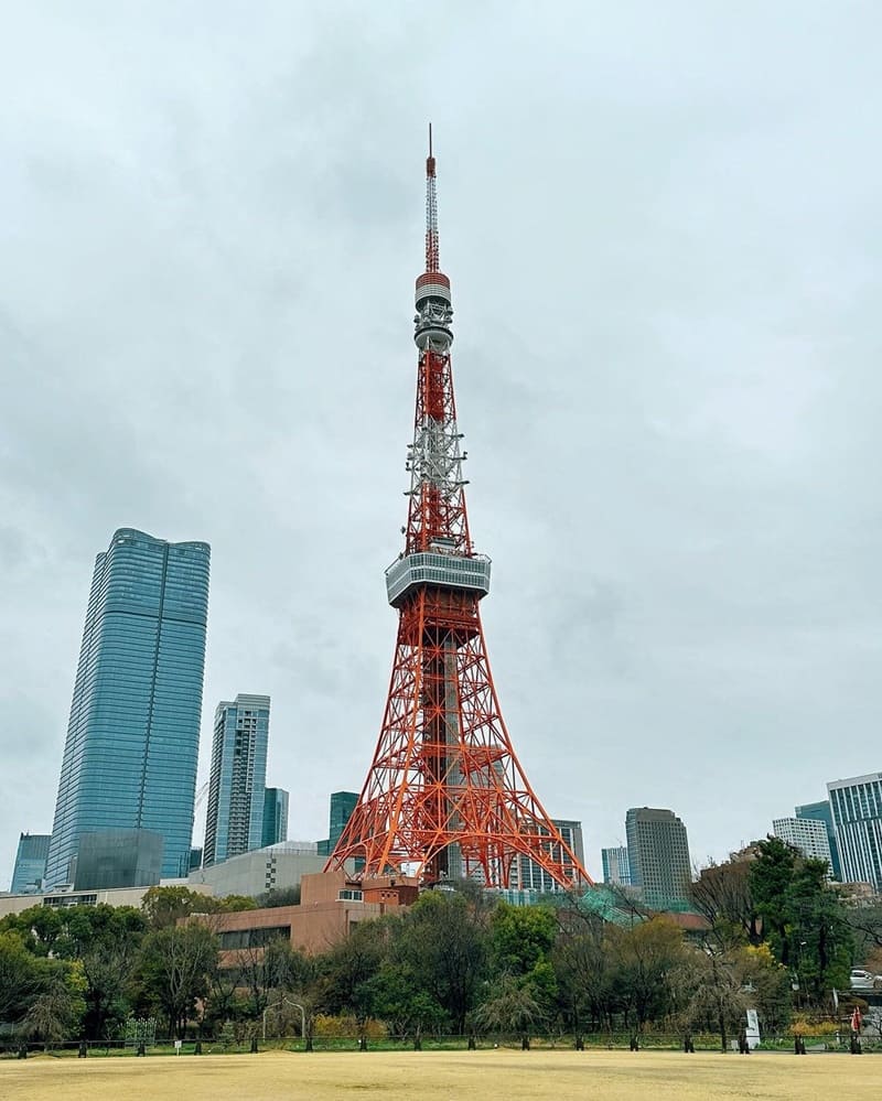「芝公園」極致日本迷戀!東京鐵塔必拍!獨特視角、草地襯托藍天美景、EJ推薦!