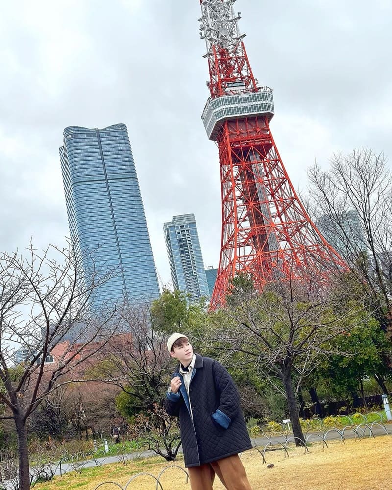 「芝公園」極致日本迷戀!東京鐵塔必拍!獨特視角、草地襯托藍天美景、EJ推薦!