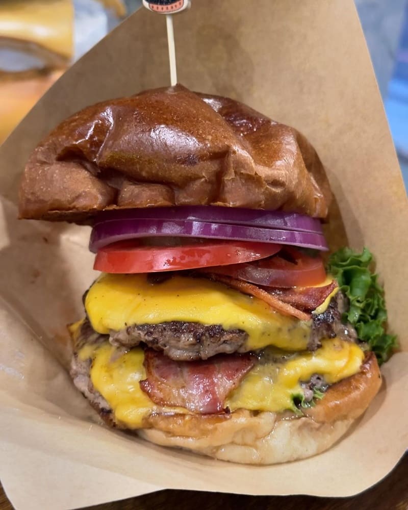 「吃尛漢堡Stone X Burger」台中西區美式漢堡店！酥脆起司培根、手作花生醬誘人美味！