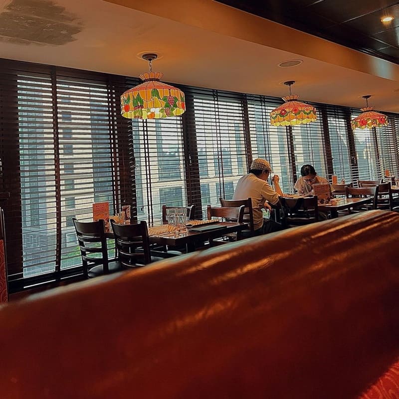 「Swensen’s雙聖」松山美式復古餐廳！放肆拍照、空間寬敞、服務貼心、查理QQ推薦！