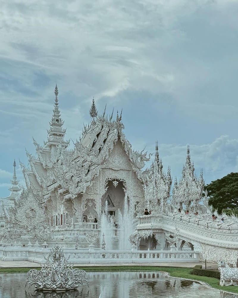 「泰國清萊白廟」泰國推薦景點！泰服體驗、在仙境中留下美好時光、查理QQ推薦！