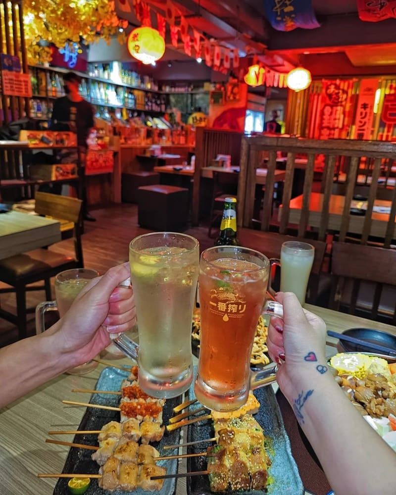 「激安の吉烹酒場」大安敦南三號店!日式氛圍感十足、燒烤居酒、放題698喝到飽!
