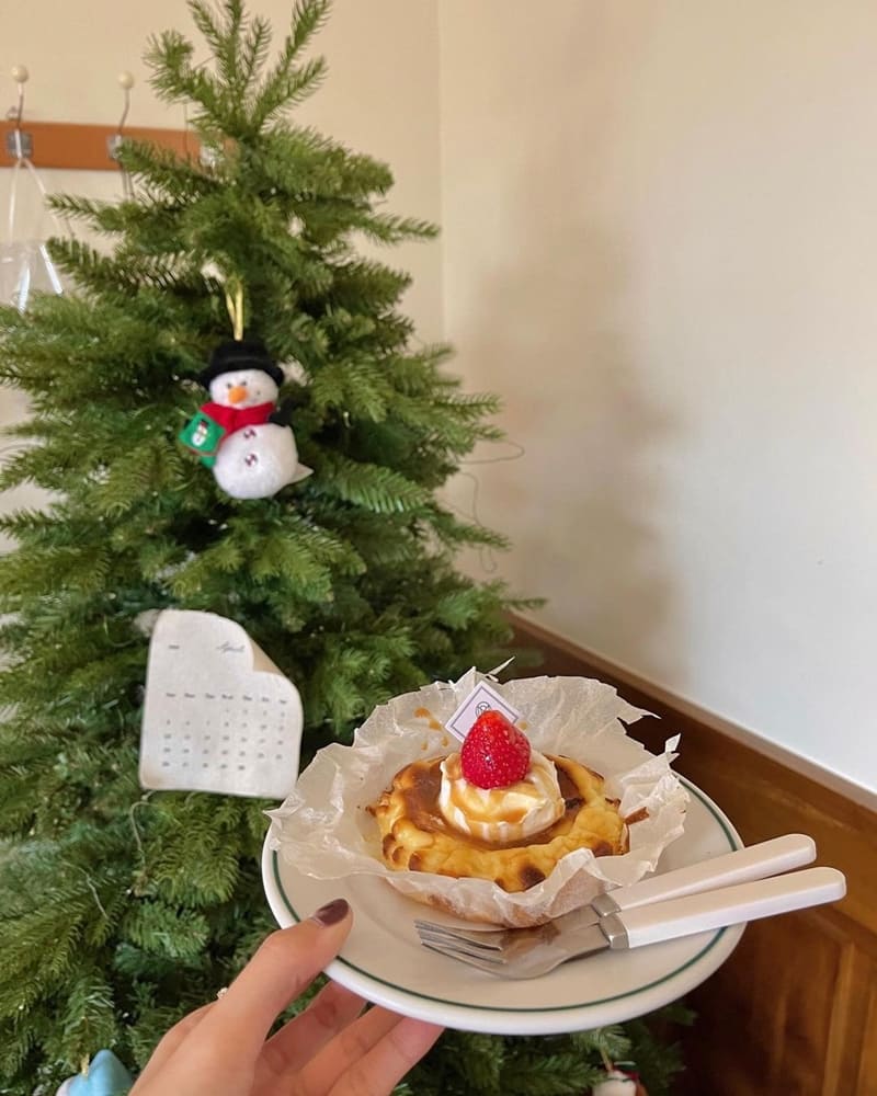 這是位於新竹市北區的一間咖啡廳，「Basement cafe」韓系Home made感下午茶☕️ 二樓的角落放上聖誕樹，簡直不要這麼可愛(>𖥦