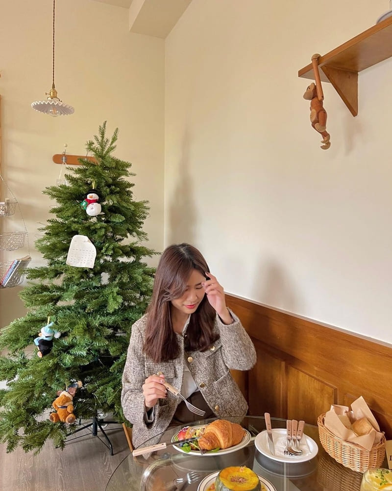 這是位於新竹市北區的一間咖啡廳，「Basement cafe」韓系Home made感下午茶☕️ 二樓的角落放上聖誕樹，簡直不要這麼可愛(>𖥦