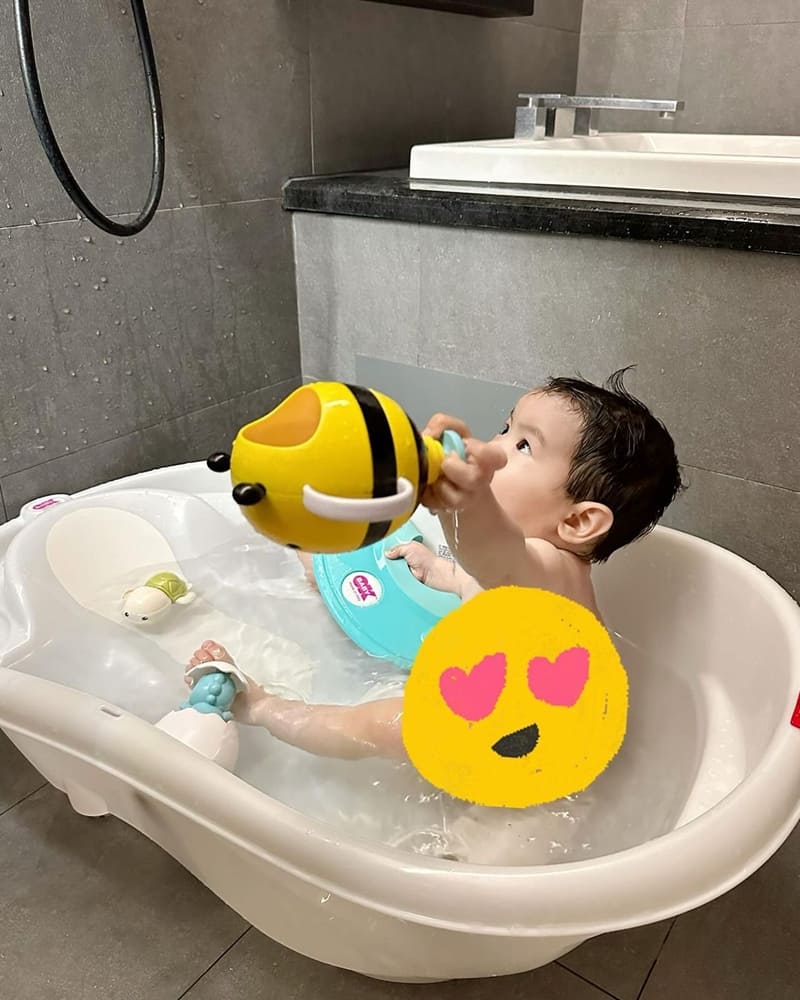 「OKBABY」人體工學設計、貝喜力克義大利原裝2in1嬰兒感溫澡盆、必備安全防撞帽！