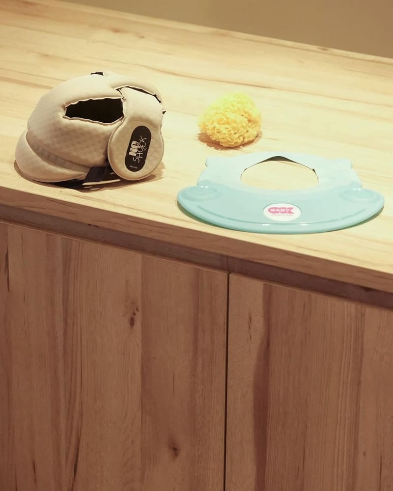 「OKBABY」人體工學設計、貝喜力克義大利原裝2in1嬰兒感溫澡盆、必備安全防撞帽！