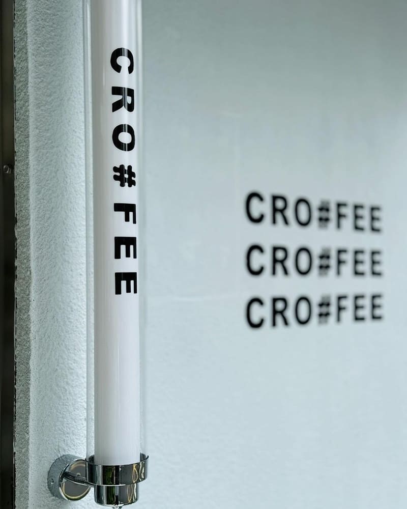 「CRO#FEE 咖啡井」台北大安韓式咖啡廳、綠白配色、寵物友善、網美打卡拍照聖地！