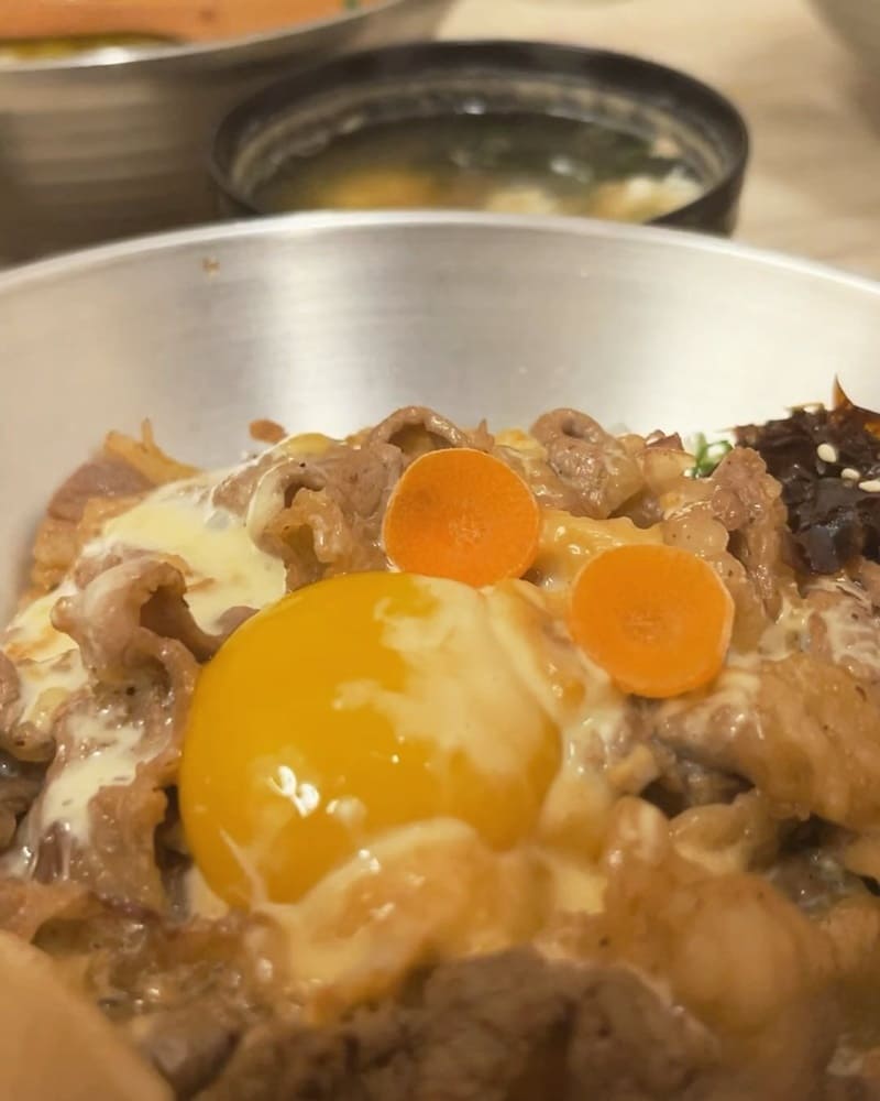 「丼煲處」台南成大商圈正宗日式丼飯拌麵!香氣四溢大碗料多、古早味紅茶喝到飽!