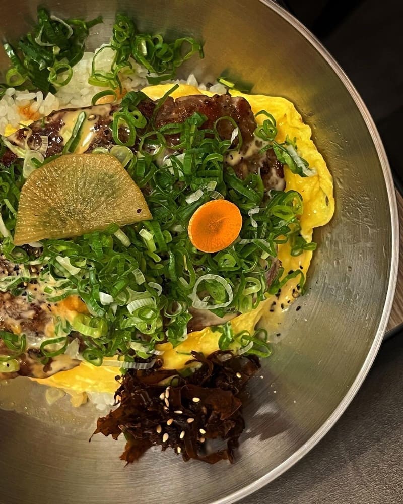 「丼煲處」台南成大商圈正宗日式丼飯拌麵!香氣四溢大碗料多、古早味紅茶喝到飽!