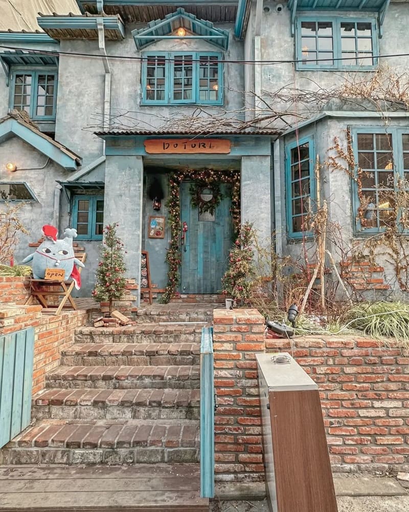 「도토리𝑫𝒐𝒕𝒐𝒓𝒊」首爾龍山店新開幕!宮崎駿風主題咖啡廳、童趣可愛、美味佳餚!
