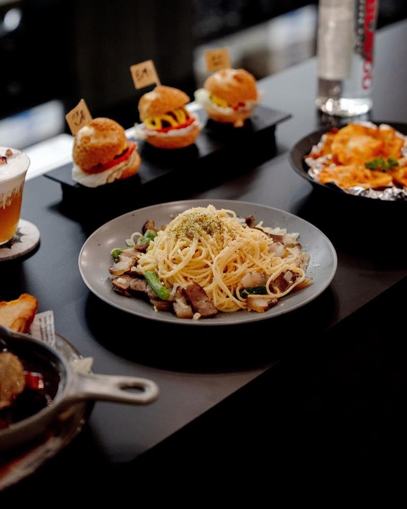 「EMO?餐酒館」台南獨特融合美甲美髮、多元異國菜色，工業風娛樂元素、喝酒聚餐首推！