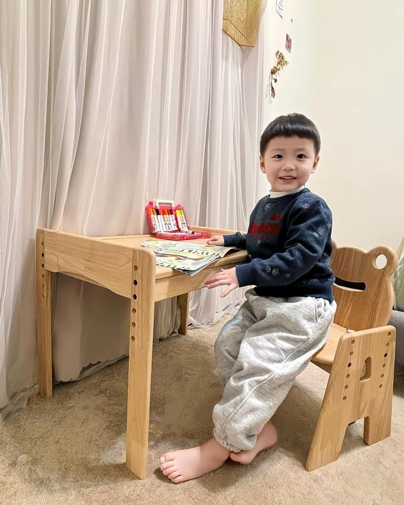 前陣子到朋友家坐客時,看見他們家寶貝使用的書桌椅,一看覺得質感怎麼那麼好~~
尤其是可愛的動物造型椅,實在是太可愛太吸睛😍回家後立刻也上官網手刀下單了一組回家🔥