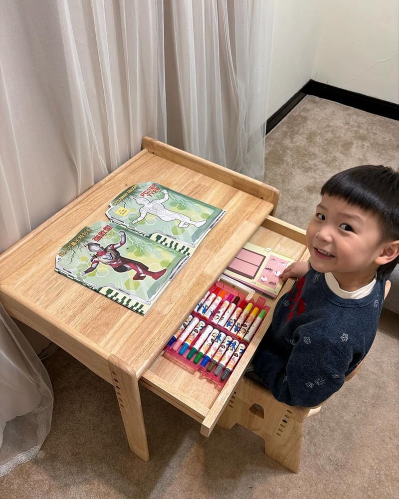 前陣子到朋友家坐客時,看見他們家寶貝使用的書桌椅,一看覺得質感怎麼那麼好~~ 尤其是可愛的動物造型椅,實在是太可愛太吸睛😍回家後立刻也上官網手刀下單了一組回家🔥