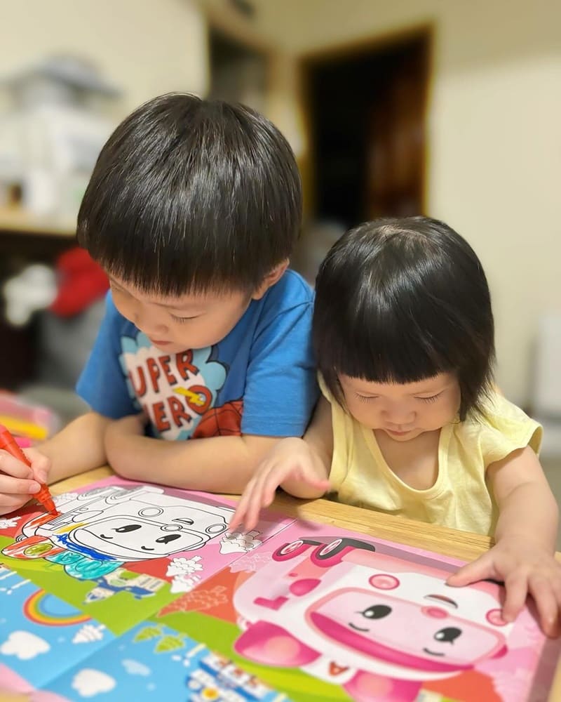 前陣子到朋友家坐客時,看見他們家寶貝使用的書桌椅,一看覺得質感怎麼那麼好~~ 尤其是可愛的動物造型椅,實在是太可愛太吸睛😍回家後立刻也上官網手刀下單了一組回家🔥