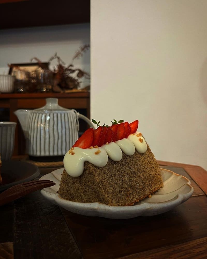 「離島咖啡Hideout」台南寧靜舒適咖啡廳！質感木質環境、品味濃郁草莓伯爵戚風！