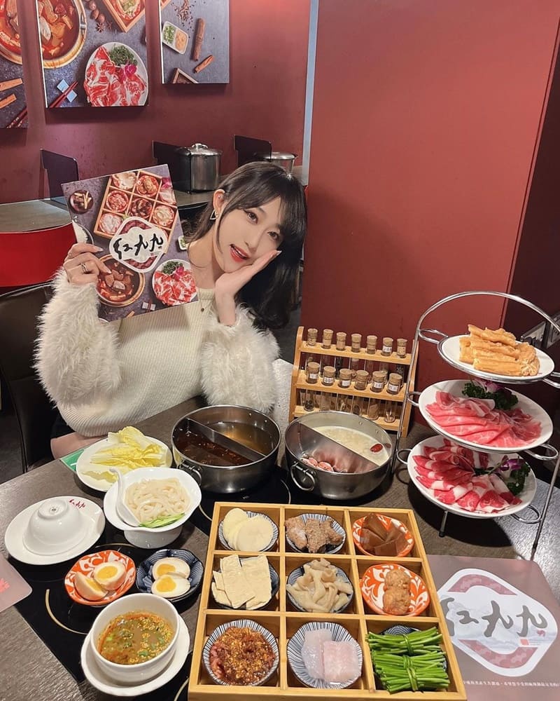 「紅九九個人麻辣鴛鴦鍋」台北南京東路必訪!多種湯底鍋物、獨家美食等您品味!