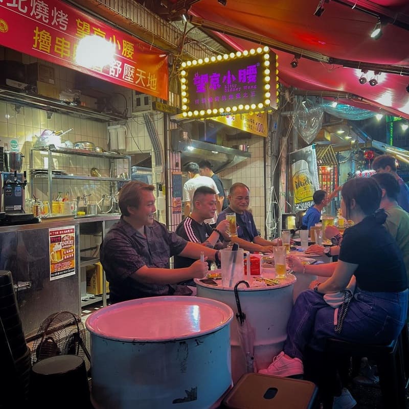 「望京小腰 Kitty Kidney Wang 」饒河夜市街頭燒烤!啤酒生啤搭情調鐵桶、熱鬧不計價!