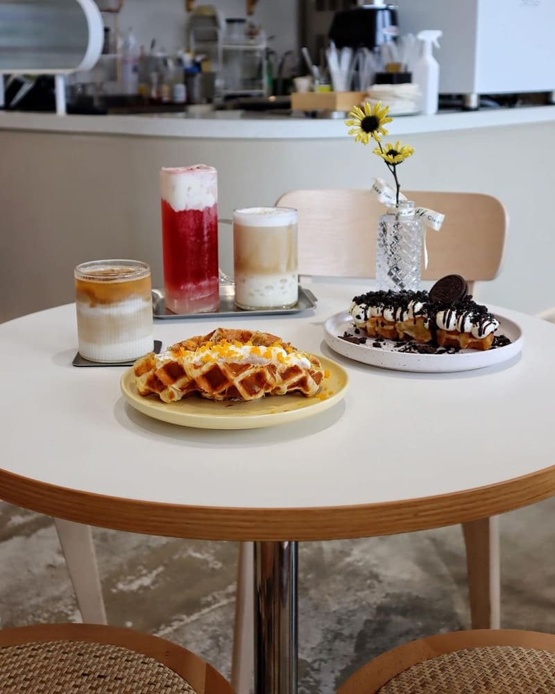 「OMOMO 韓系飲品咖啡廳」白色韓系咖啡廳！結合美食、台中景點、熱門拍照打卡！