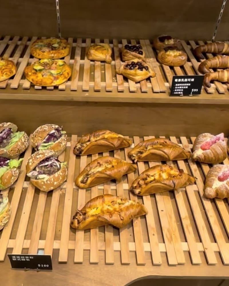 「𝟏 𝐏𝐋𝐔𝐒 𝐂𝐀𝐅𝐄西門店」台南北區新開幕、手工法式麵包、特色飲品、充滿品味享受！