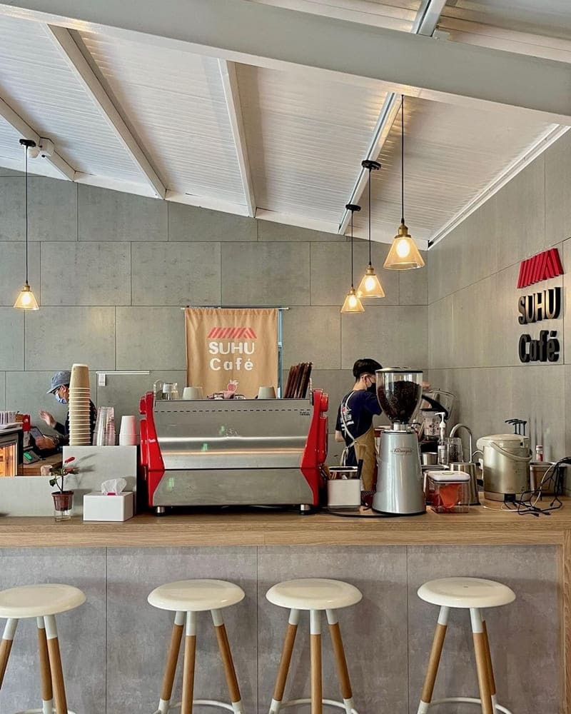 「紅色琉璃瓦草莓園&SUHU Café」苗栗絕美草莓園、高架採摘、貼心服務、精緻咖啡廳!