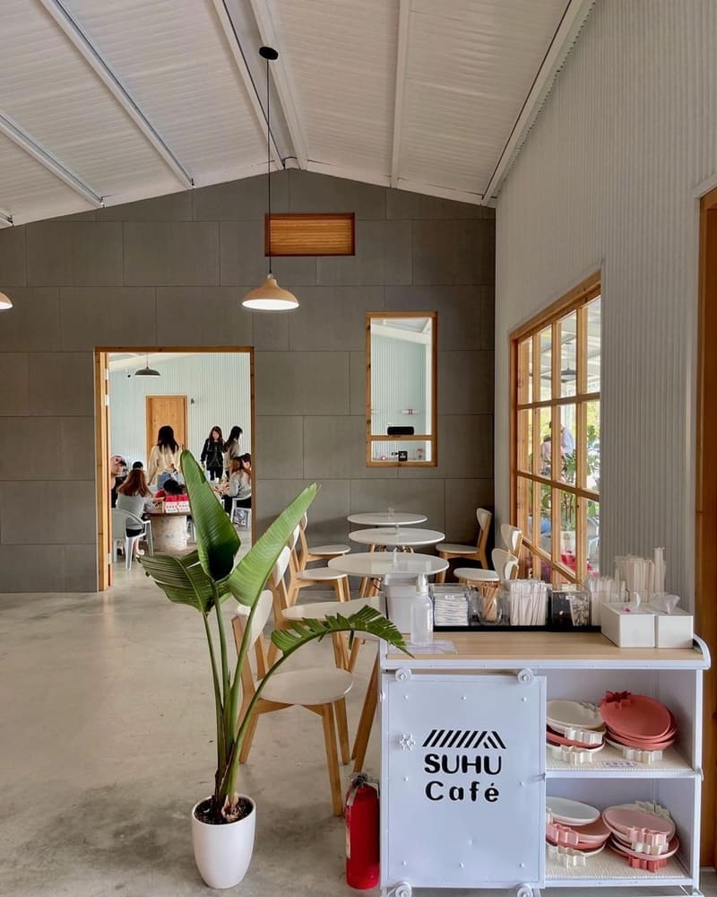 「紅色琉璃瓦草莓園&SUHU Café」苗栗絕美草莓園、高架採摘、貼心服務、精緻咖啡廳!