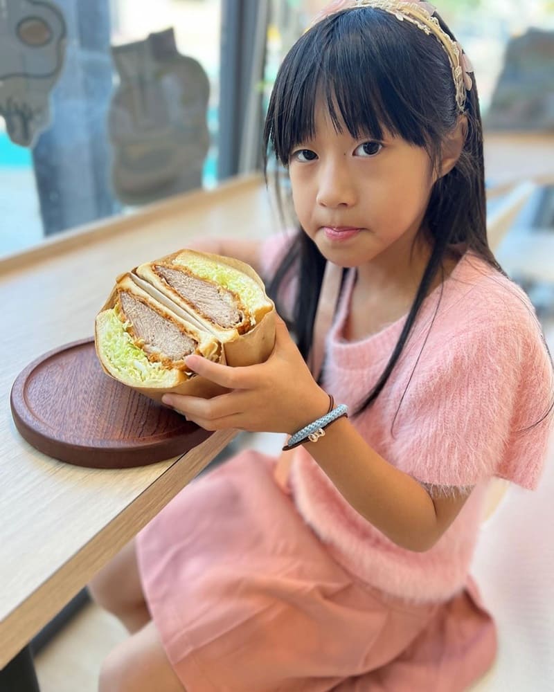 「3+咖啡早午餐」苗栗竹南學區附近美食！招牌里肌豬排三明治、超美落地採光！